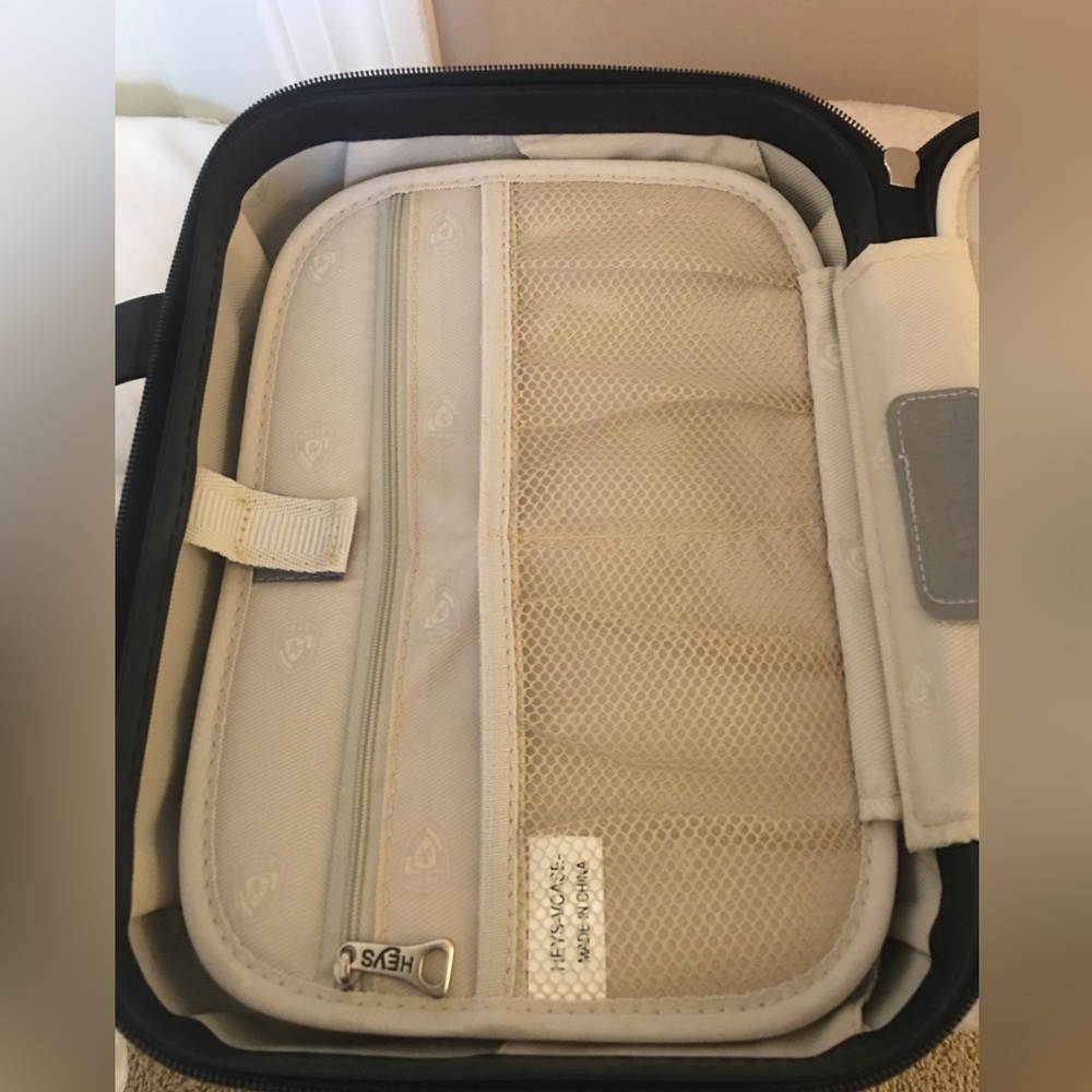 HEYS Train Case/Cosmetic Case - Picture 3 of 12